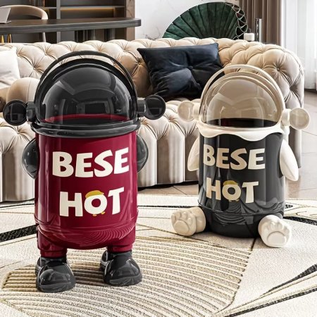 سلة مهملات رجل الفضاء